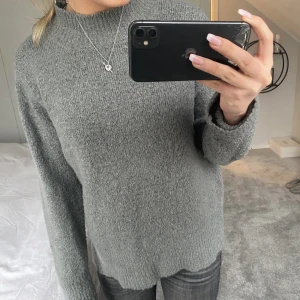 Stickad tröja  - Snygg stickad tröja!! I en grå/grön färg💘 Ej använd!!! 