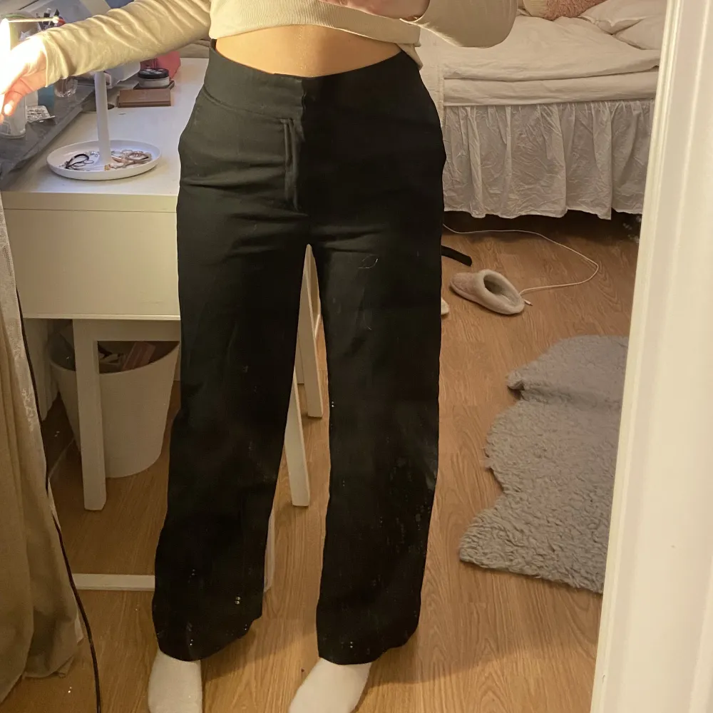 Highwaist svarta kostymbyxor. Väldigt sköna med ett bekvämt och mjukt material. Byxorna sitter lite för pösigt på mig eftersom de är förstora, men med någon som dom passar är de superfina!!😍det finns en litet hål på sidan av byxan som är sytt, syns knappt. Jeans & Byxor.