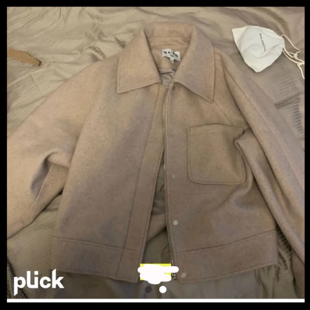 (Lånade bilder)💞 Säljer denna skitsnygga beiga kappa från nakd pga den kommer inte till användning längre💖💖den är använd samt lite nopprig därav priset💞. Jackor.