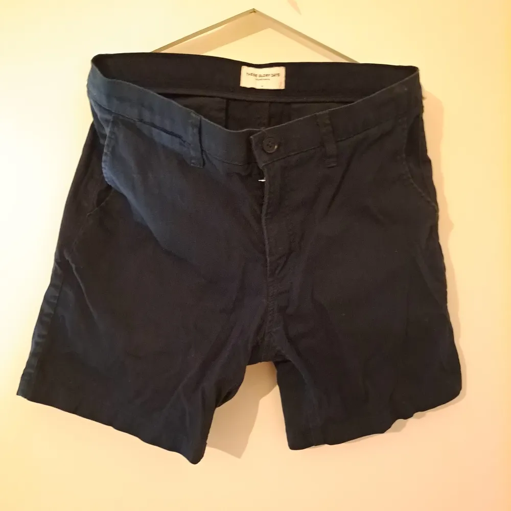 Marinblå shorts från These Glory Days, (Volt) stl M . Shorts.