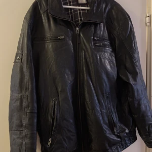 Retro skinnjacka - Retro, vintage skinnjacka i gott skick. Från märket moltan sweden. Storlek 60/ XL