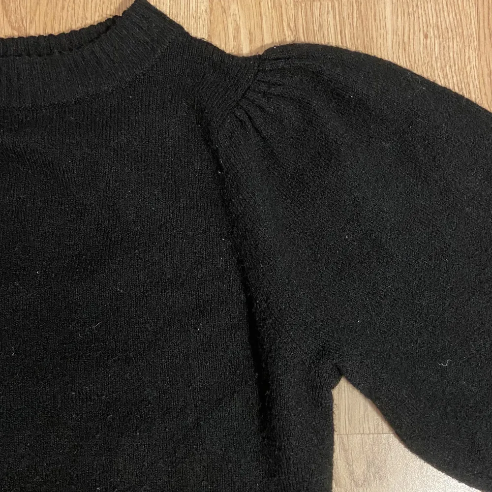 Jag säljer denna snygga svarta stickade tröjan eftersom den aldrig kommit till användning. Den har snygga puffar på båda axlarna, som är en fin extra detalj!❤️. Stickat.