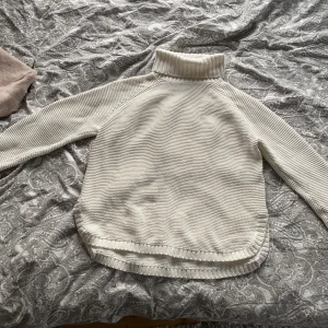 Stickad vit tröja💙 - Vit stickad tröja i storlek S från Gina tricot. Säljer för att den är för stor💜