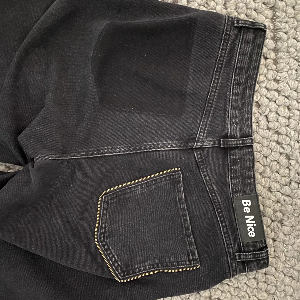 Svarta jeans från Ida Carlsson x Nakd. Detaljer baktill, se bild. Storlek 36. Använda fåtal gånger. 150kr. Jeans & Byxor.