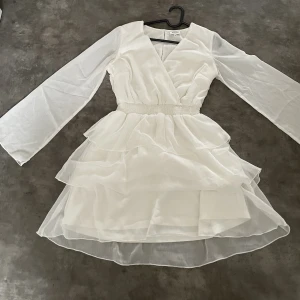 Studentklänning - Säljer min fina studentklänning från förra året, endast använd på utspring, den är i storlek 38 och väldigt fin. Den är från bubbleroom❤️ köparen står för frakt❤️