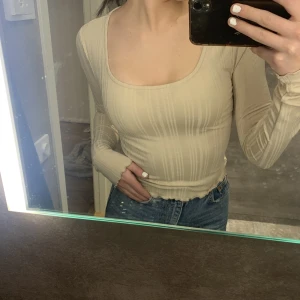 NA-KD topp - Helt ny topp från NA-KD, ribbad och urringad, storlek S💛