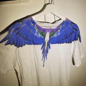 Marcelo Burlon County Of Milan T-shirt  - Hej, säljer min riktigt feta T-shirt från Marcelo Burlon. Den är i bra skick utan några fläckar eller liknande. Vingar på båda sidor av tröjan. Storlek Large men passar även Medium. Priset är inte hugget i sten. Tveka inte på att höra av dig!