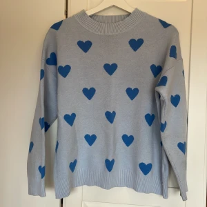Tröja med hjärtan - Söt tröja ifrån Shein! Tröjan är i fint skick och har inga defekter. Storlek S. Går bra att använda ”köp nu” annars skriv ett meddelande!💞