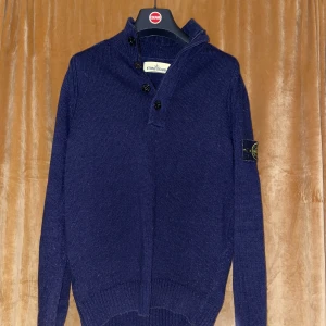 Stone Island Halfzip - Säljer min Stone Island halfzip tröja som är i gjord i den finaste formen av ull. Tröjan är i bra skick (lite nopprig här och var, men enkelt att fixa). Inga fläckar osv eller hål. Nypris:4200kr Skick:7/10 Färg:Marinblå Vid frågor hör av er!😊