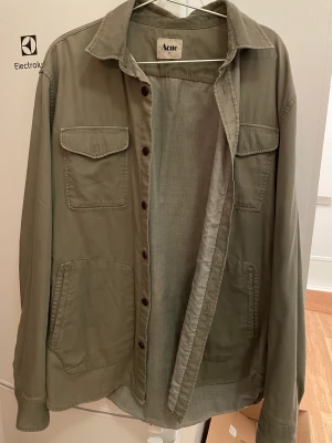 Acne Studios Overshirt (FW11) - Säljer min gamla Acne overshirt. Funkar både som lätt jacka och skjorta, från FW2011!! Bra condition och passar dig mellan 180-195