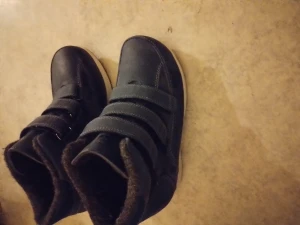 Fodrade skor - Ej andvända vinterskor med ksrborgsspännen och grov sula . Har katter i bostaden så det kan finnas katthår på skona.  Ny pris 800 kr