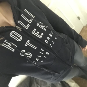 Kofta - Marinblå zip kofta från hollister i storlek xs💙 Pris kan diskuteras vid snabb kontakt