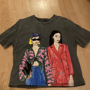 T-shirt - En jättefin tröja med tryck! Köpt från zara och är i väldigt bra skick! 