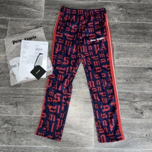 Palm angels - Palm Angels monogram bryxor, skick 8/10. Har kvitto o allt till dom. Köpta från farfetch Kan ta imot byten