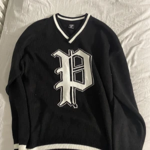 Sweater  - Väldigt bekväm tröja köpt från newyorker i storlek M. Aldrig använt!
