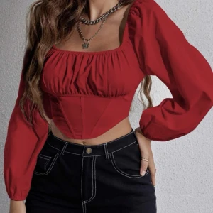 Röd blus - Blus/topp som är röd. Väldigt snygg och aldrig använd.