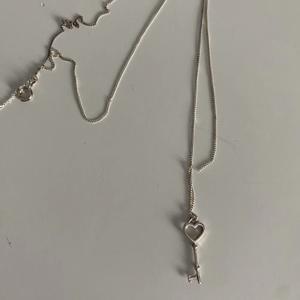 Superfint halsband i silver, säljer pga att den ej kommer till användning . Accessoarer.