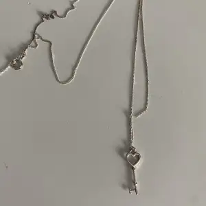 Superfint halsband i silver, säljer pga att den ej kommer till användning 