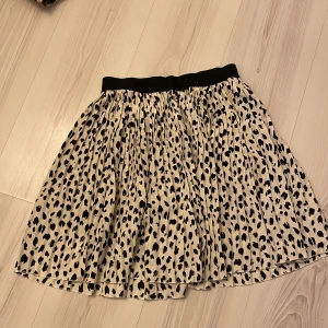 Plisserad kjol - Plisserad kjol med leopardmönster!🐆