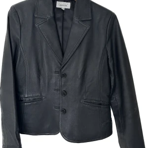 Kavaj i läder  - Svart kavaj i läkta läder.  Storlek S och från märket Cappuccini.   Kan skickas- köparen står för frakten  