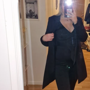 Kappa - Super fin kappa som endast är använd vid enstaka tillfällen.  Inga defekter etc! De ljusa små prickarna på sista bild är från min telefon och ej på kappan🫶🏼