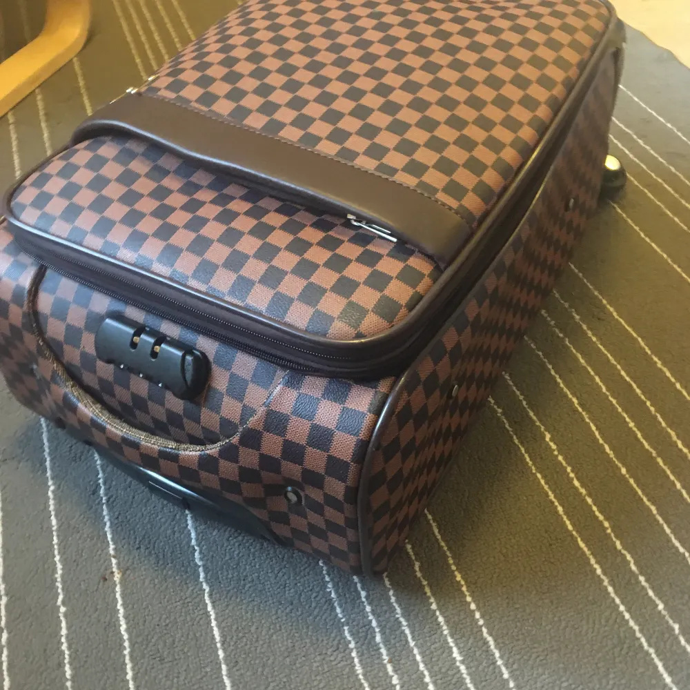 Louis Vuitton liknande resväska. Höjd: 55 cm Bredd: 36 cm djup: 24 cm. Väskor.