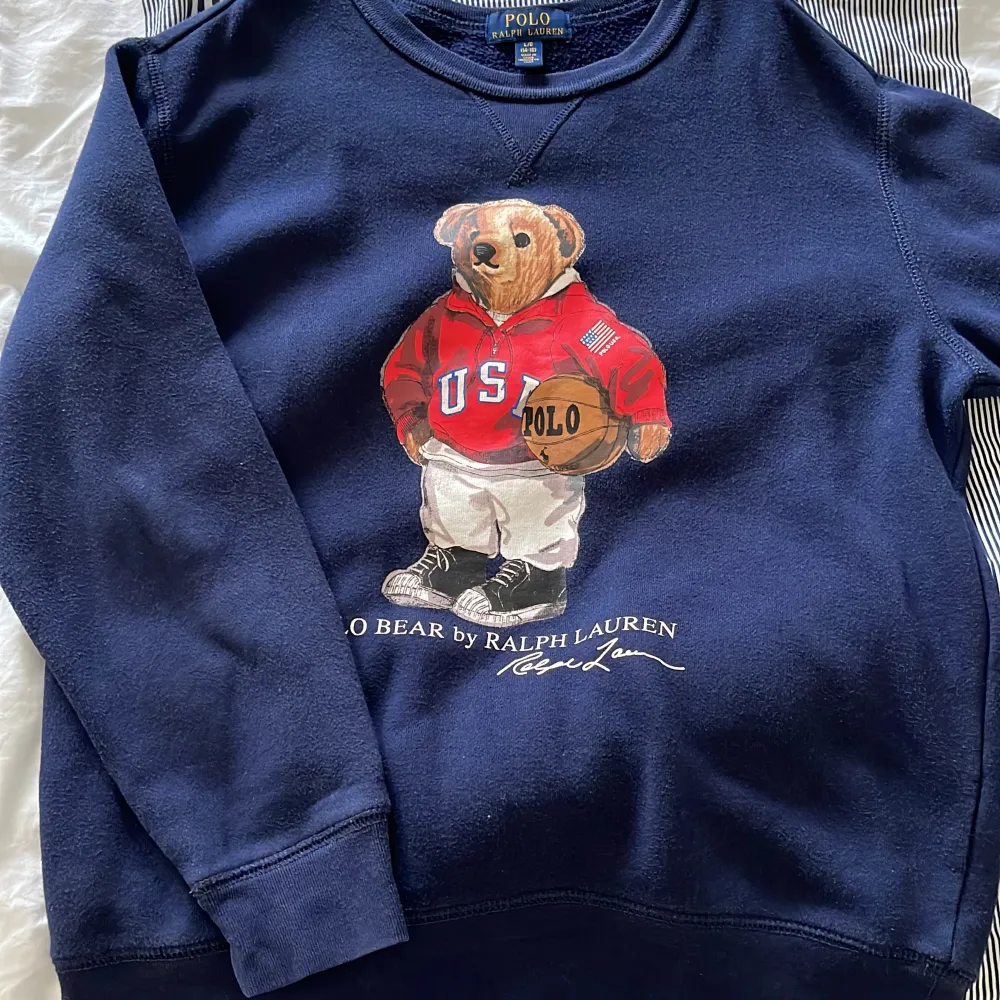 En sweatshirt från Ralph lauren med polo bear. I fint skick. Storlek L/G (14-16) år men passar som en S. . Hoodies.