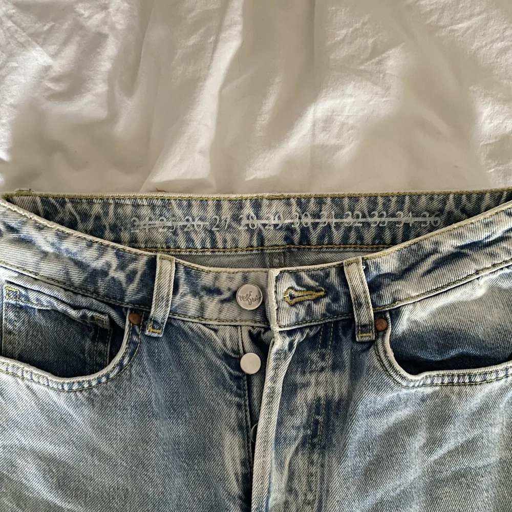 blåa jeans från bikbok med slitningar, i storlek 27. i fint skick❤️. Jeans & Byxor.