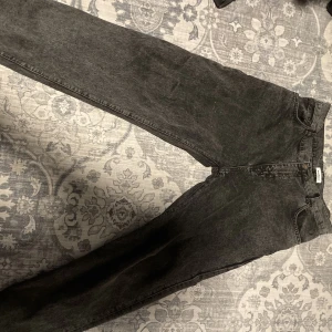Woodbird jeans - Säljer ett par woodbird jeans, använda väldigt få gånger i storlek 33/32. Sitter väldigt bra.