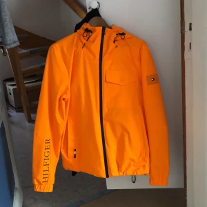 Vindjacka - Tommy hilfiger vindjacka använd 1gång, därför är den som ny och mycket bra skick. Finns i Hudiksvall så om du vill ha den postar så står du för det,kan gå ner i pris vid snabb affär
