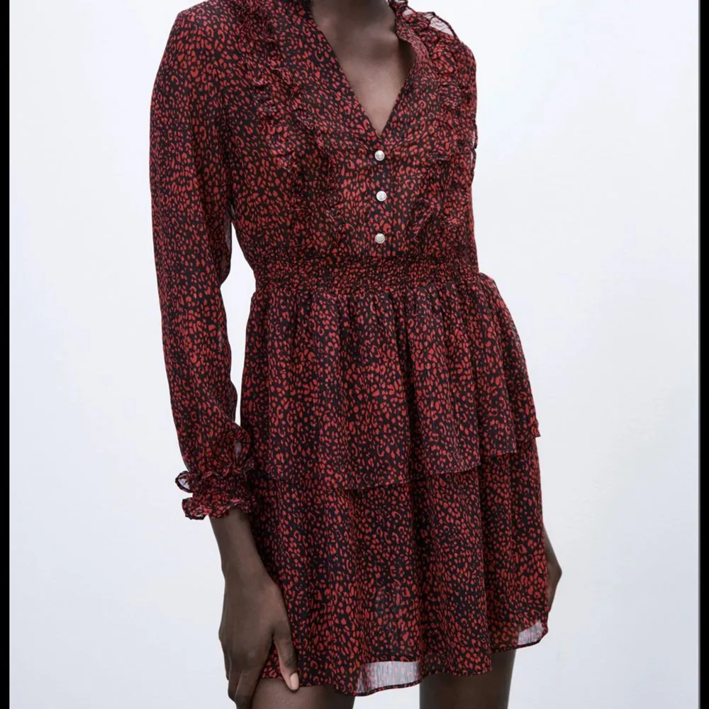 Säljer denna superfina rödsvarta klänningen från Zara. Den går inte längre att köpa och nypris var 500kr. Säljer pga har en till lika dan. Köpare står för frakt. 💕💕💕💕. Klänningar.