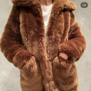 Fuskpäls jacja - Säljer en jättefin fuskpälsjacka från Jakke i stl XS. Använd 1 gång köptes av Frida Ottosson för nått år sen. Inga tecken på användning! Kan mötas upp:) 