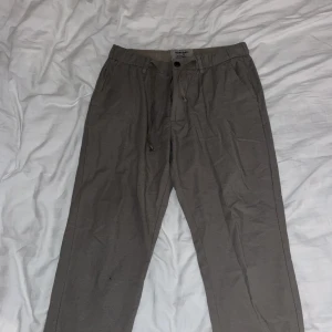 Slacks - Luftiga kostymbyxor/slacks, färgen är svår att se men de är gråa Sitter suuuupersnyggt