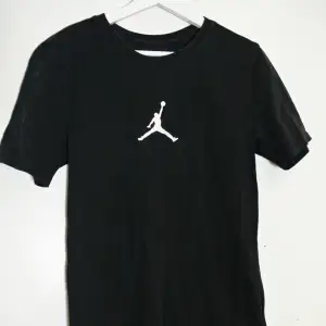 Jordan T-Shirt i storlek S, Unisex modell. Sparsamt använd och i gott skick.