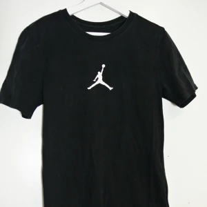 Jordan T-shirt  - Jordan T-Shirt i storlek S, Unisex modell. Sparsamt använd och i gott skick.