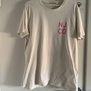 Vit T-shirt från Nudie jeans CO. Är i storlek L men passar M också, om man vill ha lite Oversized. 