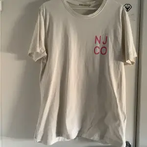 Vit T-shirt från Nudie jeans CO. Är i storlek L men passar M också, om man vill ha lite Oversized. 