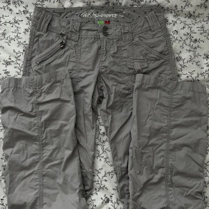 Lågmidjade byxor - Säljer nu de här jättesnygga lågmidjade byxorna i strl 38! midjemåttet är ca 86cm! Jag tar emot prisförslag!