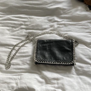 Väska  - Sidoväska från Scorette, fint skick!  Lite smutsig på insidan av väskan men inget som syns.