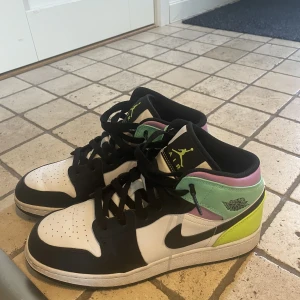 Jordan 1 mid - Säljer för att dom inte längre kommer till användning.  Använt fåtal gånger   St: 40 men passar 39   Lite creasade annars fint skick  Nypris runt 2000kr 
