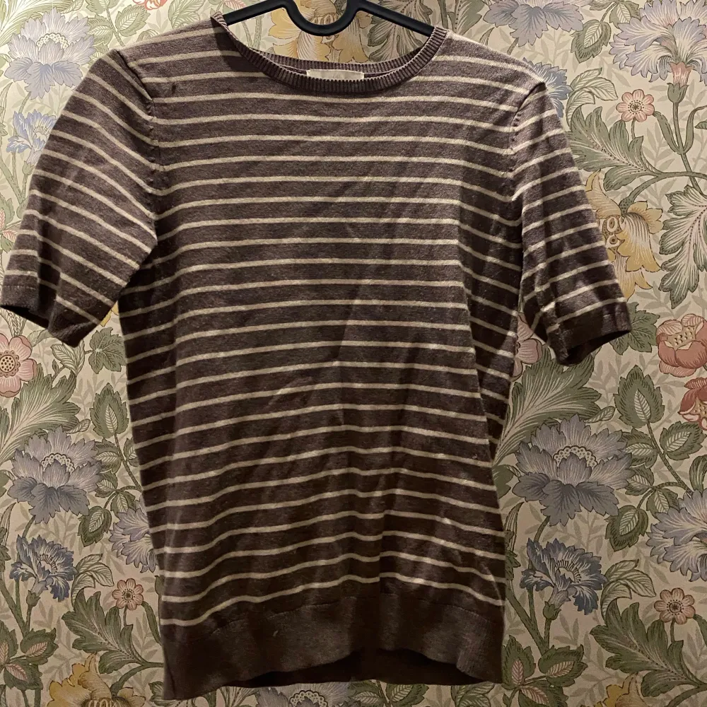 Grå/brun stickad t-shirt från hm ❤️‍🔥 använd typ en gång👌🏻. T-shirts.