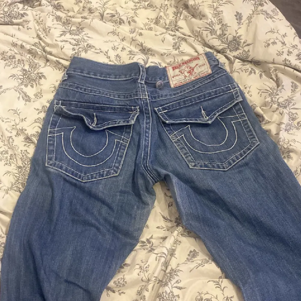 Säljer mina gamla true religion jeans då jag behöver pengar. Båda bakfickorna saknar knappar men har lyckats spara en av dem så går säkert att sy tillbaka.  Midjemått 68 cm innerbenslängd - ca 73cm Kontakta mig vid frågor  . Jeans & Byxor.