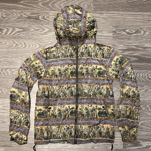 Burberry windbreaker  - Unik burberry jacka, inköpt sommarn 2019 mycket grönar än på bilderna, fortfarande i utmärkt skick, nypris 7,500, kvitto finns, passar S/M 