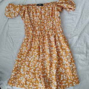 Säljer denna gula och blommiga klänningen från shein 3 somrar sen. Passar xs-m. Frakt: kommer snart