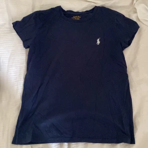 Blå Ralph Lauren t-shirt  - Säljer en blå Ralph Lauren t-shirt. Storlek 160. 