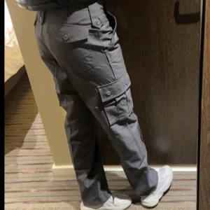 CARGO BYXOR - Fin kvalite ny köpta  kommer inte till användning  köpta i vintage butik i london 