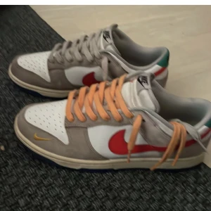 Nike dunk low - Nike dunks low light iron ore / university red. skick typ 8/10 lite använda. går för typ 2000 på stock x som nya