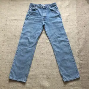 Blå jeans från Junkyard köpta för 800kr. Passform: Loose, straight, high waist. Använda några gånger men dem är inte slitna. Nytvättade✅ Jag möter gärna upp om du bor i Stockholm 👍🏻