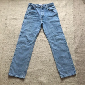 Yunkyard blue jeans - Blå jeans från Junkyard köpta för 800kr. Passform: Loose, straight, high waist. Använda några gånger men dem är inte slitna. Nytvättade✅ Jag möter gärna upp om du bor i Stockholm 👍🏻