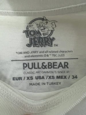 Pull&Bear Tom&Jerry T-shirt - Bra skick på tröjan, att trycket på tröjan är skrapat är meningen, är en del av designen.
